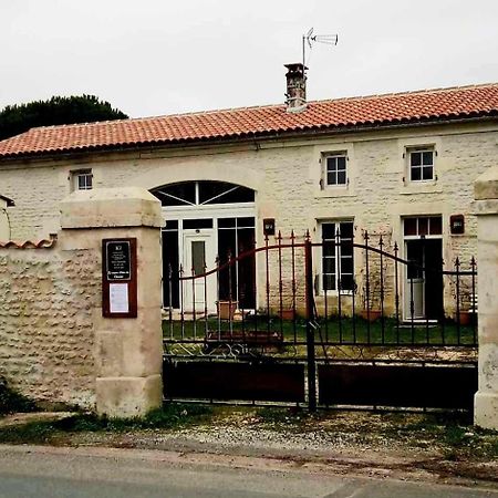 La Maison D'Hotes Des Charentes Les Touches-de-Perigny Exterior foto